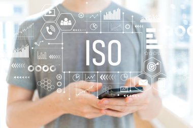 Bir akıllı telefon kullanan adam ile ISO