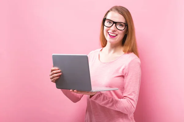 Jovem mulher usando seu laptop — Fotografia de Stock