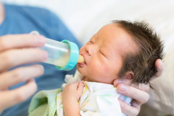 生まれたばかりの赤ちゃんの男の子ボトルから飲む — ストック写真