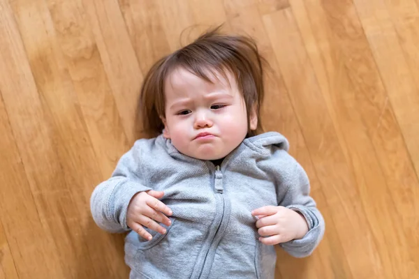 Αγόρι toddler αναστατωμένος για τον καθορισμό — Φωτογραφία Αρχείου