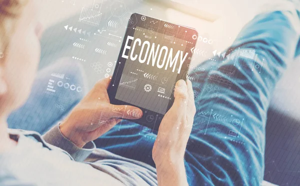Economía con el hombre usando una tableta — Foto de Stock