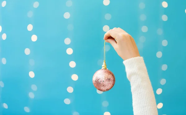 Hand met een Kerstbal — Stockfoto