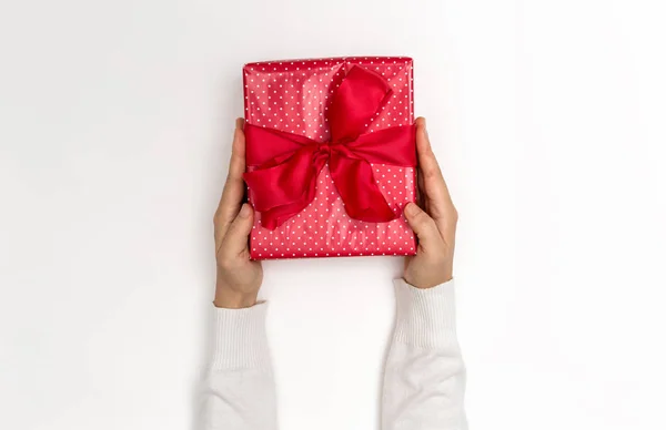 Pessoa segurando uma caixa de presente de Natal — Fotografia de Stock