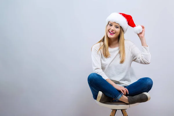 Mulher feliz com um chapéu de Pai Natal — Fotografia de Stock