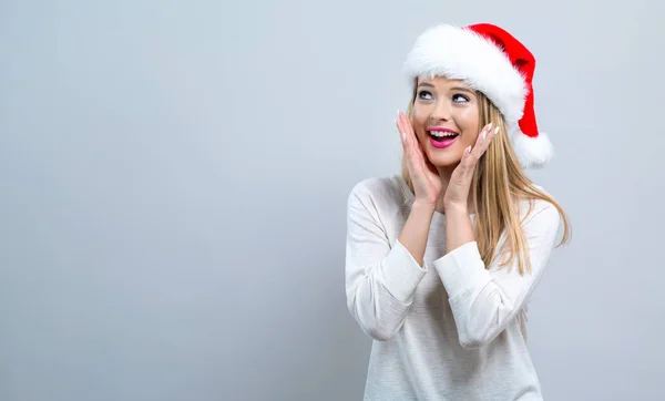 Glückliche Frau mit Weihnachtsmütze — Stockfoto