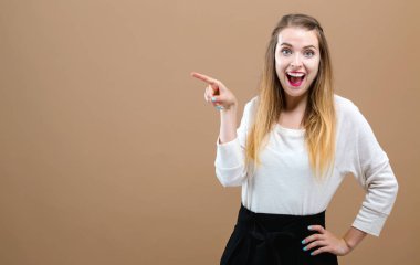 bir şeye işaret eden genç bir kadın