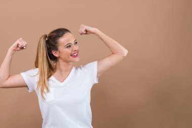 Başarı poz güçlü genç kadın