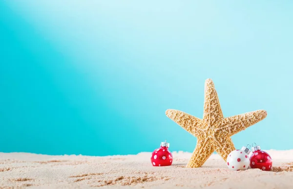Estrella de mar con adornos navideños — Foto de Stock