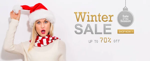 サンタの帽子を持つ幸せな若い女性と冬販売メッセージ — ストック写真