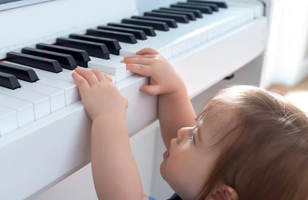 Peuter jongen piano spelen — Stockfoto