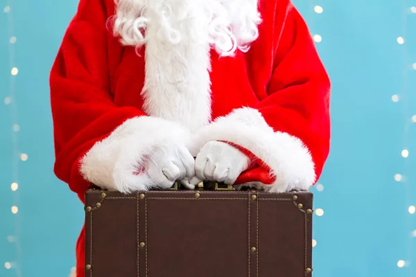Santa, w ręku trzyma walizkę — Zdjęcie stockowe