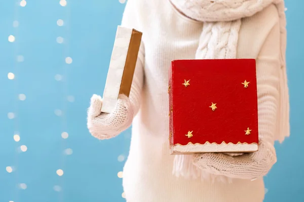 Kvinna som håller en jul presentbox — Stockfoto