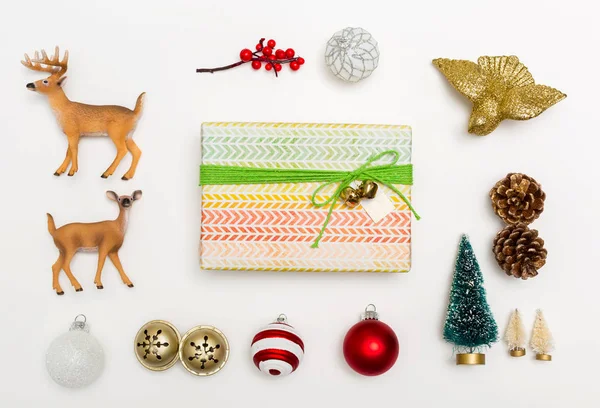 Ornamenti natalizi con una confezione regalo — Foto Stock