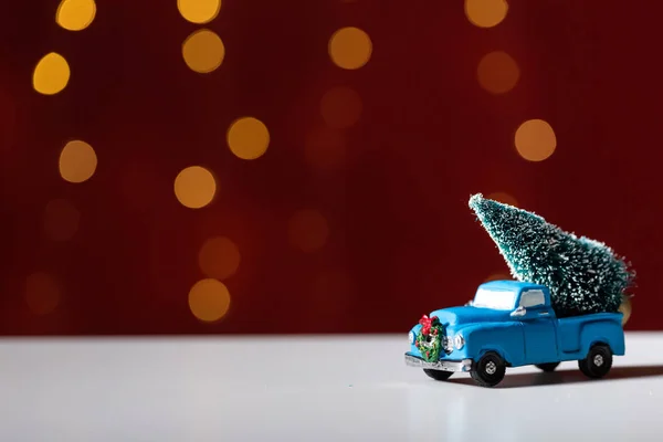 クリスマス ツリーを運ぶおもちゃのトラック — ストック写真