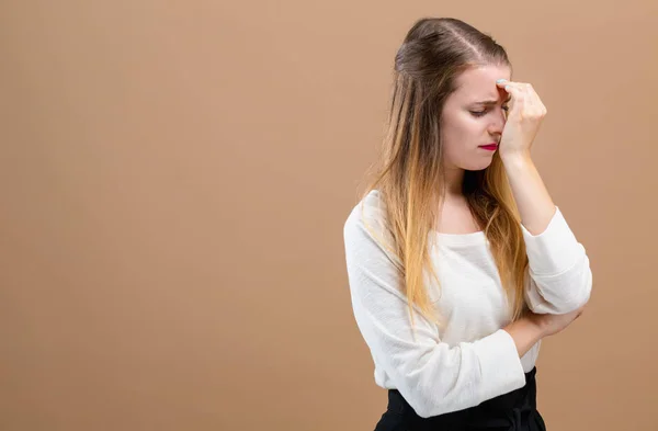 Mujer joven que sufre de dolor de cabeza — Foto de Stock