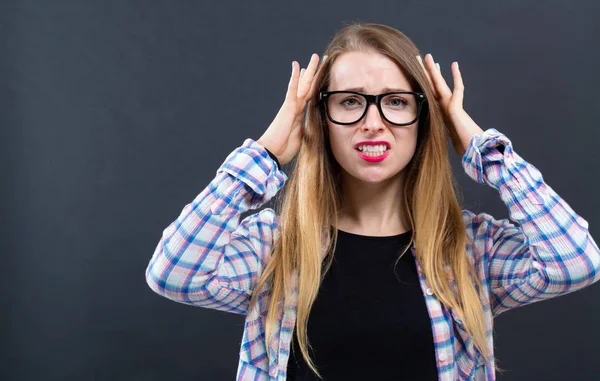 Mujer joven sintiéndose estresada — Foto de Stock