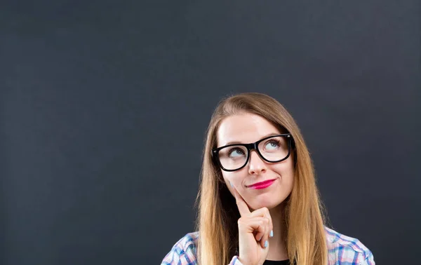 Giovane donna in una posa premurosa — Foto Stock