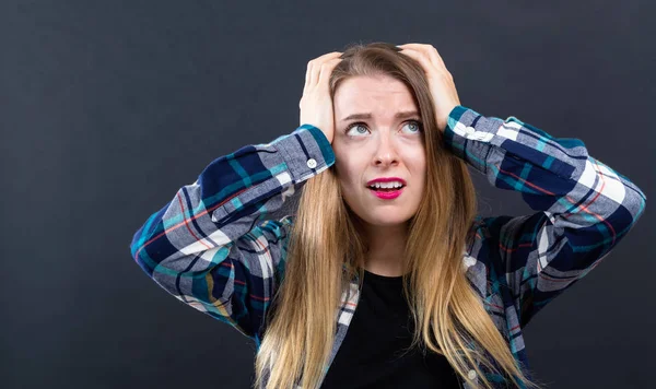 Mulher jovem sentindo-se estressada — Fotografia de Stock