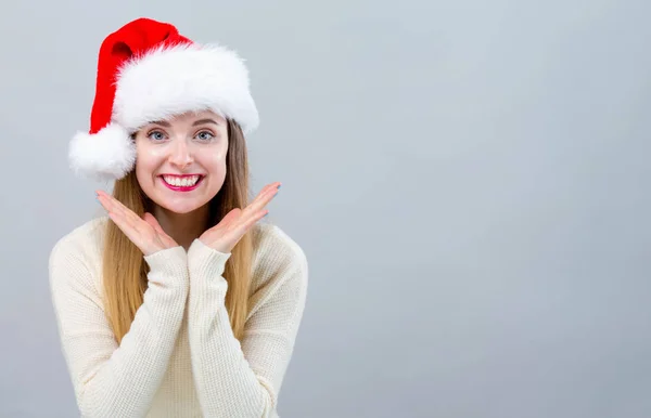 Femme heureuse avec un chapeau de Père Noël — Photo