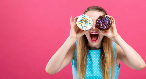 Jovem com donuts — Fotografia de Stock