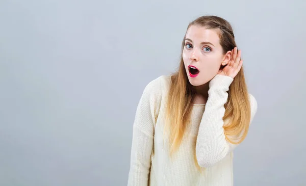 Jonge vrouw luisteren — Stockfoto