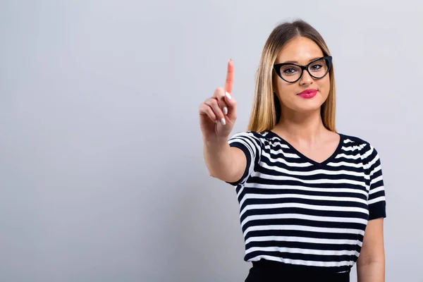 Mujer joven señalando algo —  Fotos de Stock