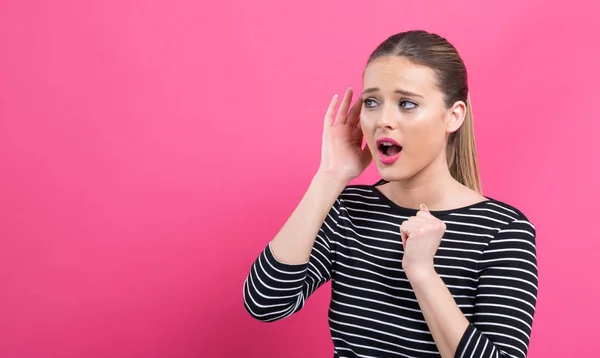 Jonge vrouw luisteren — Stockfoto