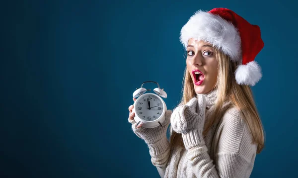 Junge Frau mit einer Uhr, die fast 12 zeigt — Stockfoto