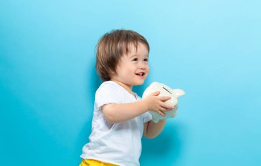 Yürümeye başlayan çocuk ile bir kumbara