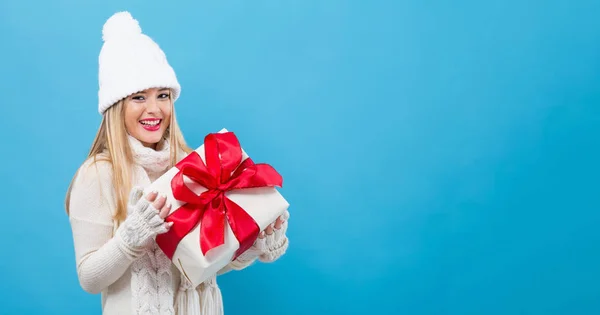 Jeune femme tenant une boîte cadeau — Photo