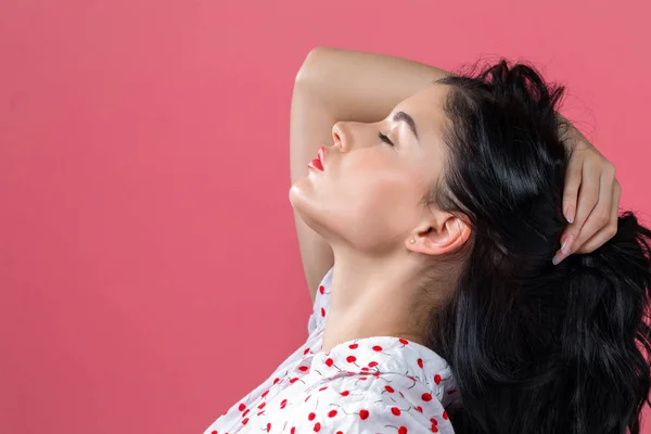 Schöne junge Frau — Stockfoto