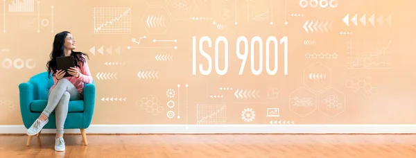 ISO 9001 met vrouw met behulp van een tablet — Stockfoto