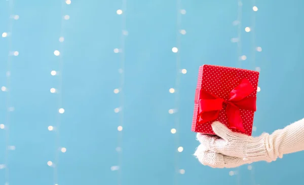 Pessoa segurando uma caixa de presente de Natal — Fotografia de Stock