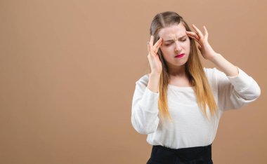 Genç kadın kendini stresli hissediyor