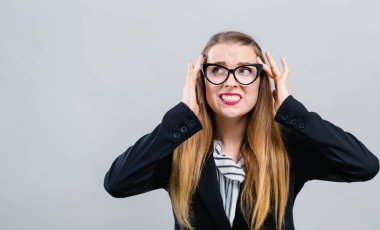 Genç kadın kendini stresli hissediyor