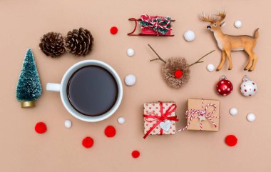 Noel süsler ile kahve fincanı kahverengi kağıt üzerinde