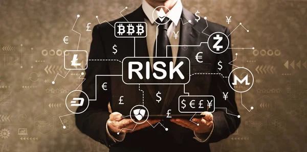 Crypto-monnaie ICO thème de risque avec un homme d'affaires tenant une tablette — Photo