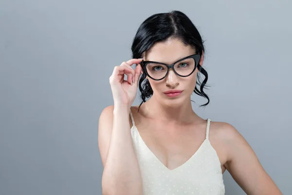 Mujer joven con anteojos — Foto de Stock