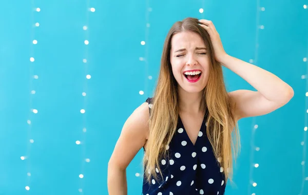 Mujer joven cometiendo un error — Foto de Stock