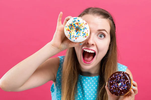 Junge Frau mit Donuts — Stockfoto