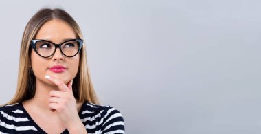 Düşünceli bir poz genç kadın