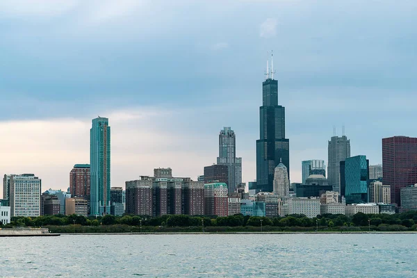 Grattacieli Grattacieli Chicago Crepuscolo Con Lago Michigan Primo Piano — Foto Stock