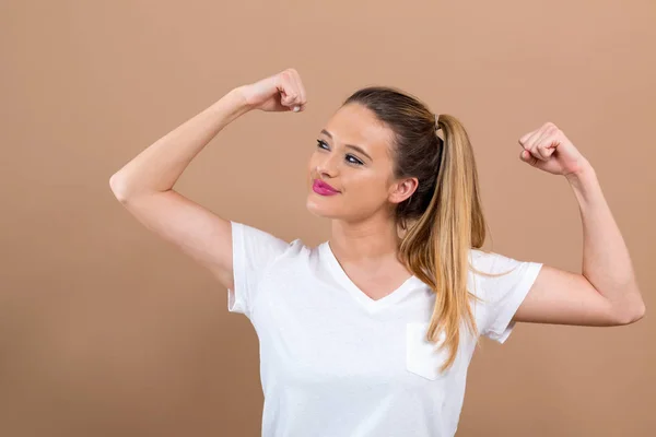 Potente giovane donna in posa successo — Foto Stock