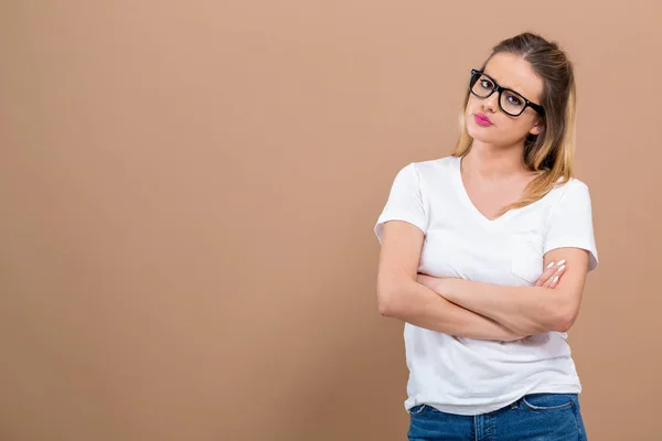 Giovane donna in una posa premurosa — Foto Stock