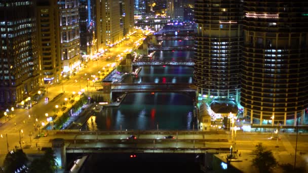 Rio Chicago com barcos, pontes e tráfego no centro de Chicago — Vídeo de Stock