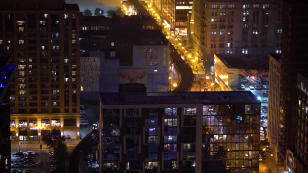 Treinen curve door Downtown Chicago's nachts — Stockvideo