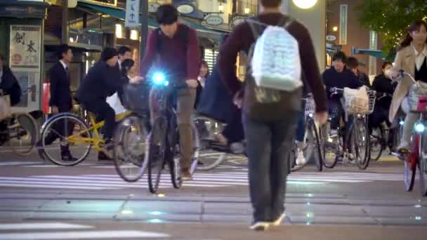 Emberek a kereszt egy forgalmas útkereszteződés Matsuyama, Japán — Stock videók
