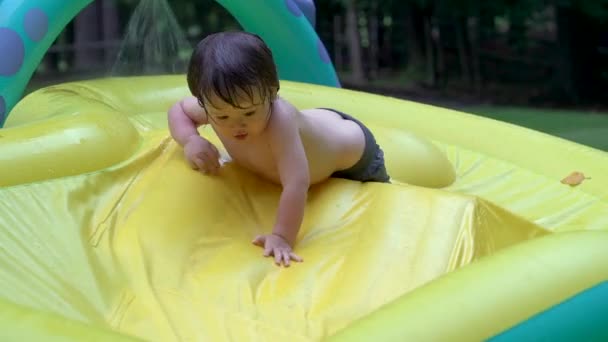 그의 수영장에서 재생 하는 행복 한 유아 — 비디오