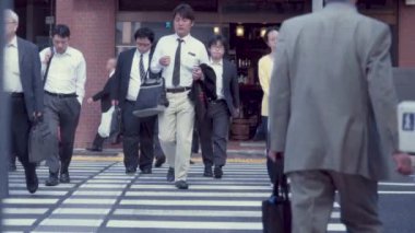 İnsanlar bir iş bölgesi, Tokyo, Japonya yavaş karşıdan karşıya