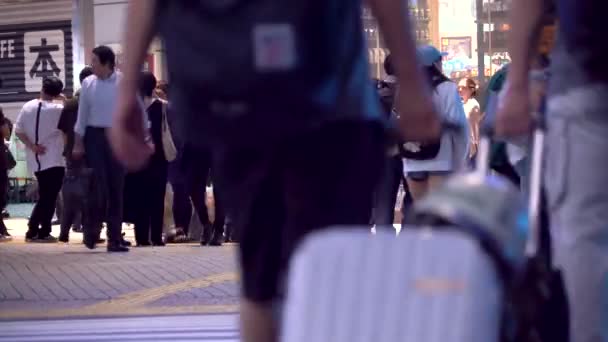 La gente cruza la famosa intersección en Shibuya, Tokio, Japón — Vídeos de Stock